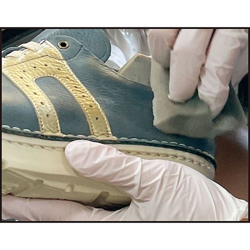 クリームを塗り込み、牛革の艶と柔らかさをキープ。 <br>※写真は実際の商品とは異なります。