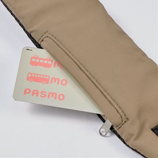 ショルダー部分にはICカード等が入れられるファスナーポケット付き