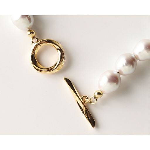 輪に通すだけの着脱簡単な留め具を採用