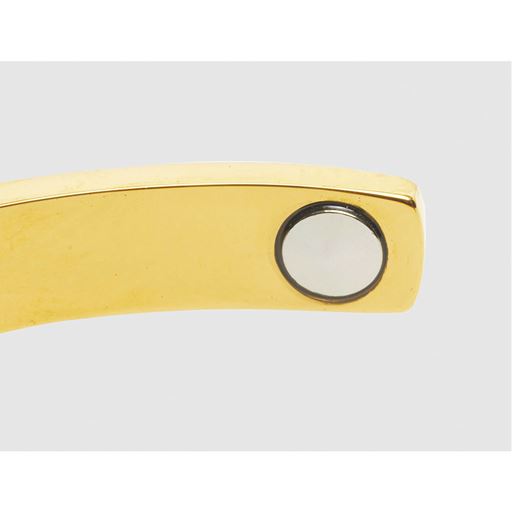 肌にあたる内側にゲルマニウム99%鉱石を2個内蔵。