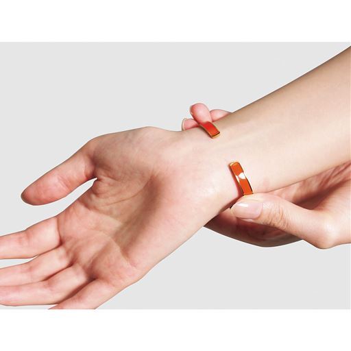 バングルが袖などで隠れないようにつけてください。