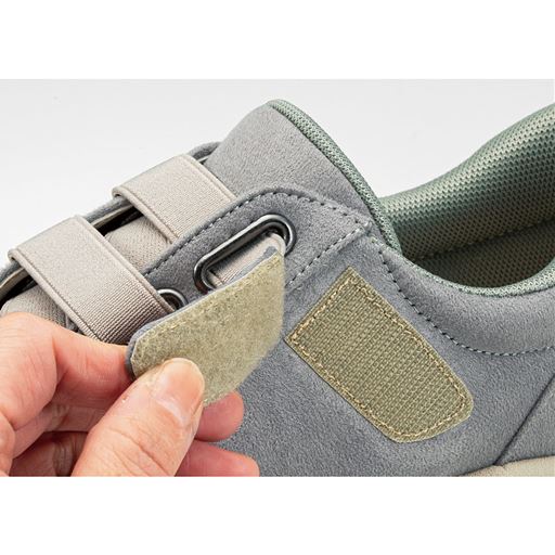 面ファスナーでフィット感を調節可能