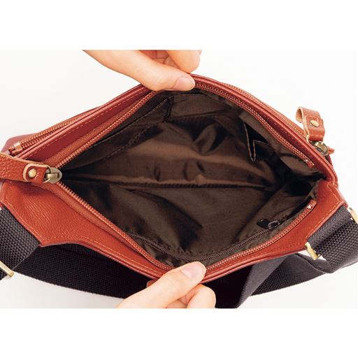 500mLのペットボトルもすっぽり。内側には3つのポケット付き。