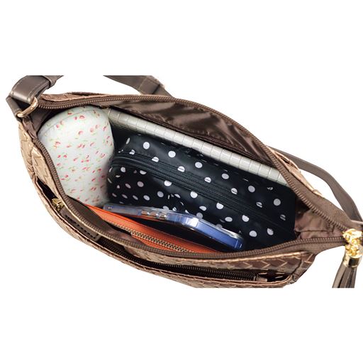 ファスナー引手にタッセルをつけ、開け閉めしやすく、見た目もオシャレに。 ※イメージ