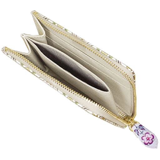 小銭入れは外ファスナーを閉めると中で落ちない構造。