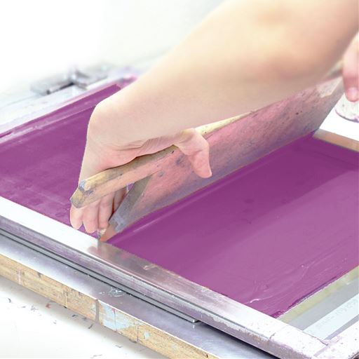 型染め <br>多色で描かれた柄を、1色ずつ型染め。細心の注意を払い柄を合わせることで、精細な文様が浮かび上がります。