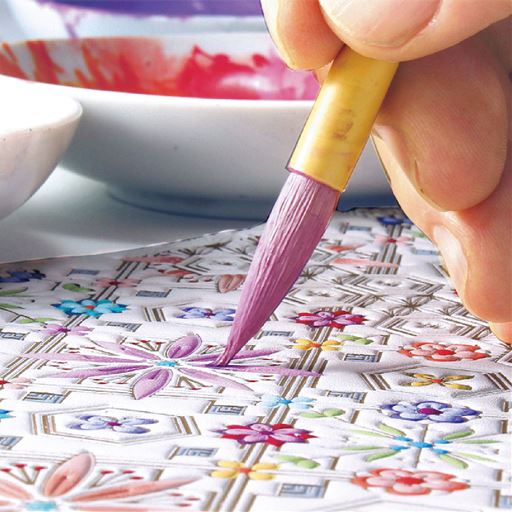 手描き <br>型染めでは表現できないグラデーションや、繊細な表情を、手描きで施しました。