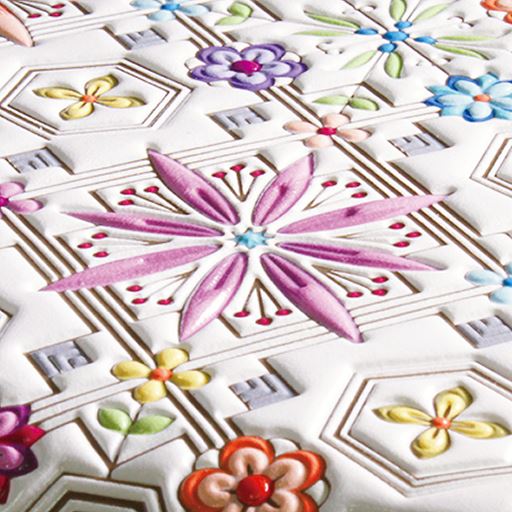 金型押し <br>色付けが終わった白革の柄に型をぴったりあわせて型押し。輪郭線に凹凸が出来、柄の陰影に深みが増します。