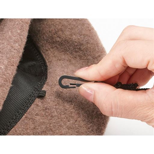 あごひもはフック仕様で外れにくく、着脱も簡単