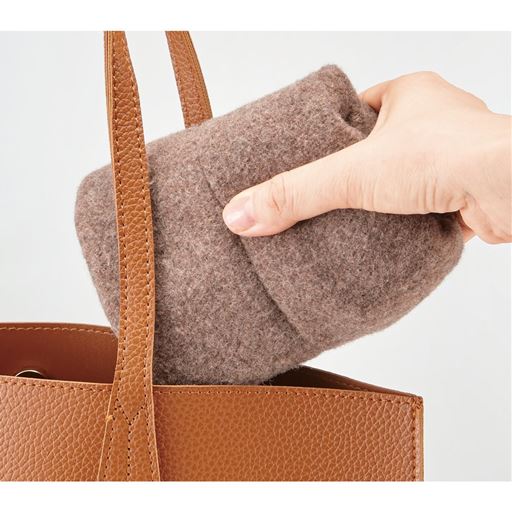 持ち運びラク!<br>折りたたんでコンパクトに。バックにもすっぽり収納できます