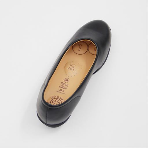 中足骨・土踏まず・かかとを支えるクッションインソールが、歩くたびに足裏へかかる衝撃を分散して足の疲労を軽減。<br>中敷に抗菌素材を練込加工しているため、いつでも清潔で快適です。