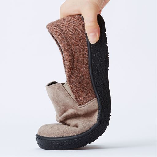 軽量で屈曲性に優れたクッションが足にフィットし歩きやすい