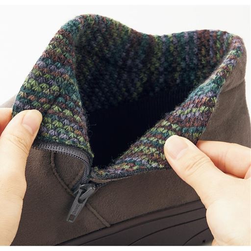 カーキ<br>履き口のマルチカラーニットがアクセント。ファスナー付きで脱ぎ履き簡単。