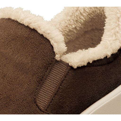 はき口の両サイドに伸縮するゴムを使用し、脱ぎはきがスムーズ。