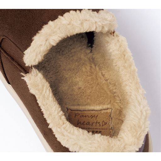 はき口とインソールにボア調素材を採用。寒い日も足元あったか。