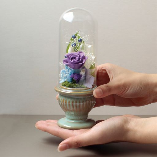 手のひらに乗るくらいのコンパクトサイズ。現代仏壇にもすっきりと収まります。