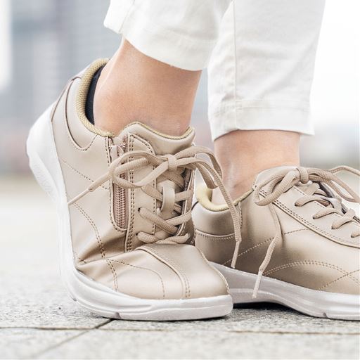 屈曲性の良い靴底で、足にフィットして歩きやすい