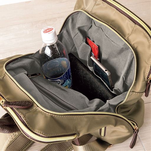 中央収納部はガバッと大きく開き、出し入れラクラク