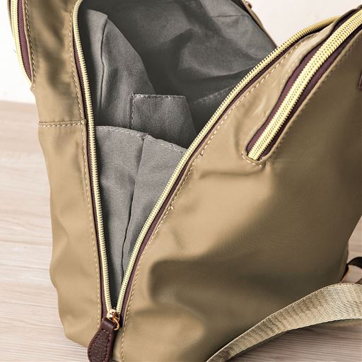 中央収納部は中身が落ちにくいサイドマチ付き