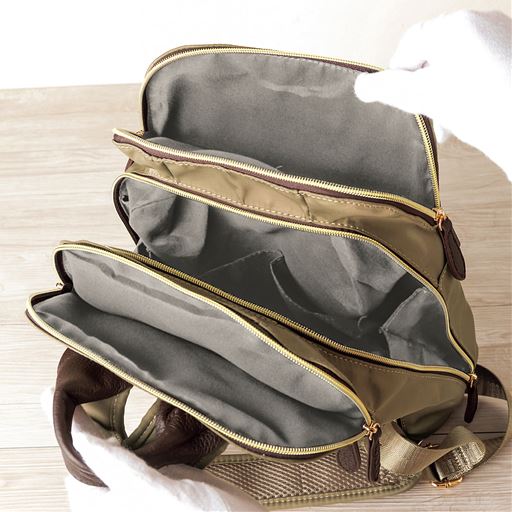 中央収納部の前後にダブルファスナー仕様の大きめポケット付き