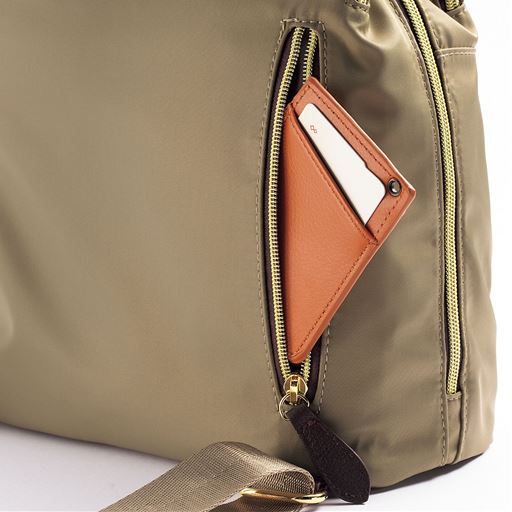 パスケース等が入る背面ポケット付き