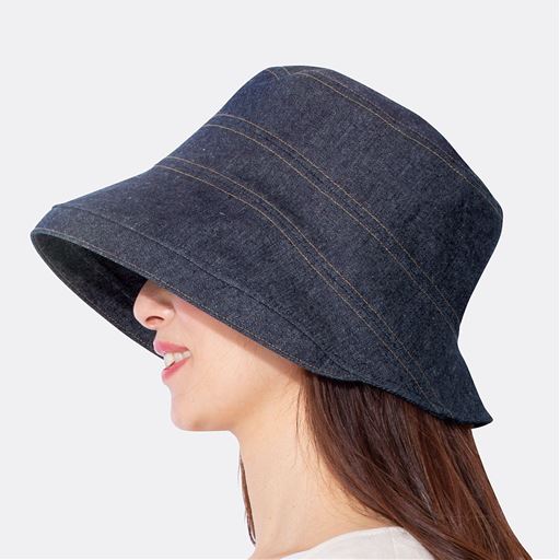 インディゴブルー <br>つば縁を下げて日除け対策