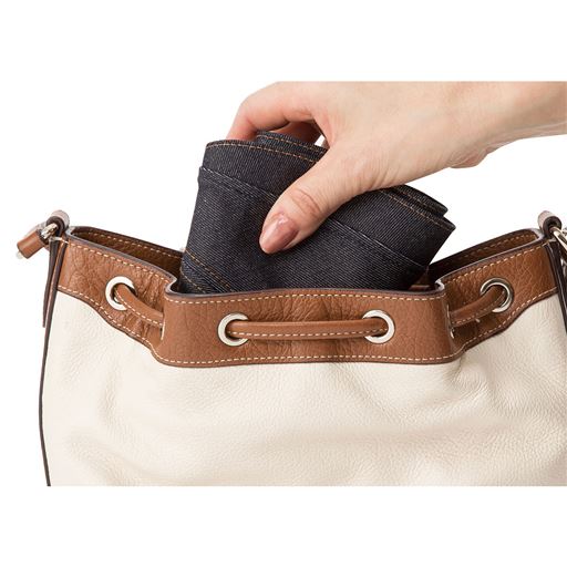 コンパクトに折りたためるので持ち運びもラクラク