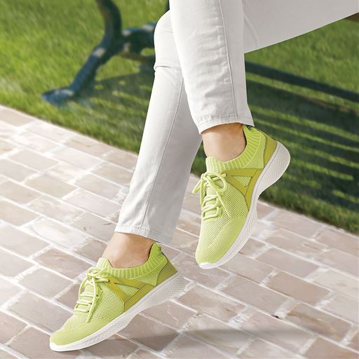 ライムグリーン かかと部分のソフトな樹脂が着地時のかかとを安定