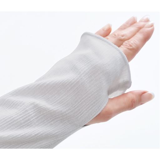 親指ホール付きで甲まですっぽり覆え、ズレにくい