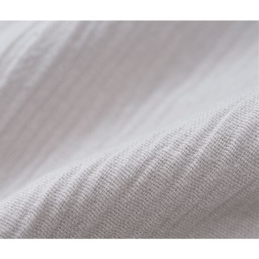 シボがあり肌にまとわりつきにくい