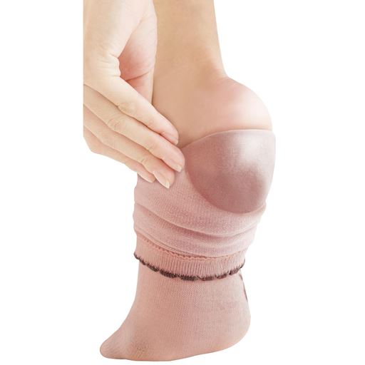 かかと部内側の保湿シリコンシートが、かかとの乾燥を防ぎ、潤いをキープ。