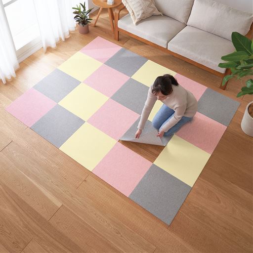 ピンク系7枚・アイボリー6枚・グレー7枚 45×45cmサイズ使用<br>掃除も洗濯もラクになる! 部分洗いできる吸着タイルマットです。