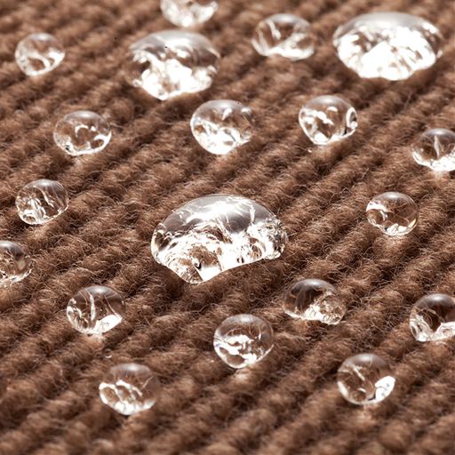 はっ水加工で水分をこぼしても安心。