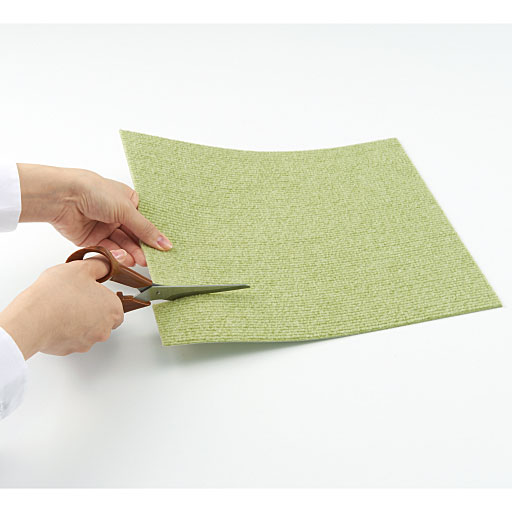 柱や部屋の広さに合わせて自由にハサミでカットができます。ケージや狭い場所にもピッタリ合わせて貼ることができます。