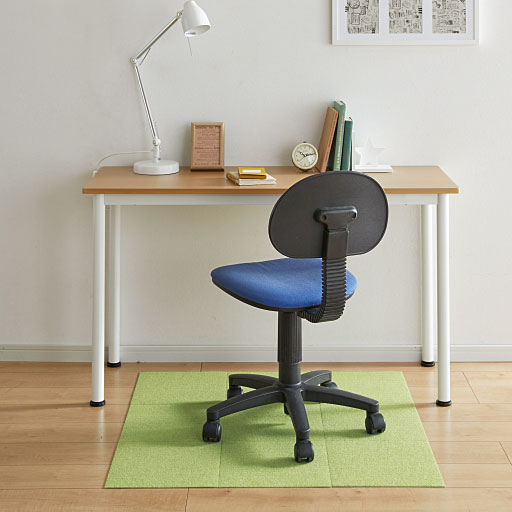 ワーキングスペースでチェアマットとして<br>フローリングの傷予防に。在宅ワークやテレワークにも。
