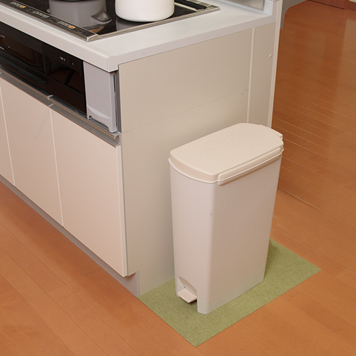 ゴミ箱の下に汚れ防止マットとして