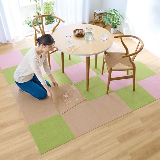 45×45cm グリーン×10 ピンク系×5 ベージュ系×10<br>飲み物をこぼしてもタイルマットならすぐに洗える!