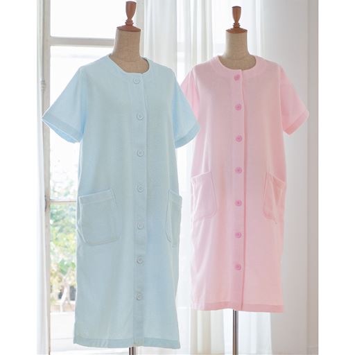 (左から)ブルー・ピンク<br>お風呂上がりにおすすめのセシールオリジナルタオルワンピースです。