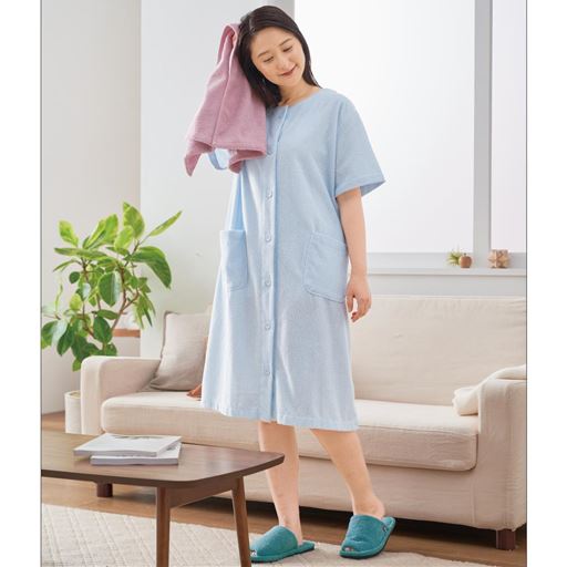 ブルー L ※商品はタオルワンピースです(モデル身長:約160cm)。<br>二の腕がスッキリ見える長めの半袖。