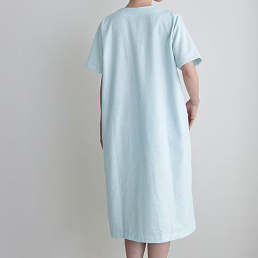 バックスタイル<br>大人の女性が綺麗に着れるようにこだわりました。