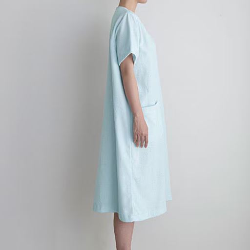 サイドスタイル<br>安心感のあるひざ丈レングスに設定。