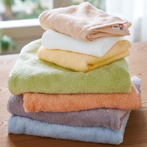 (上から) B (桜鼠)・A (白磁)・C (山吹色)・D (若草色)・E (真朱)・F (古代紫)・G (藍白)<br>軽い使い心地と洗濯時の乾きやすさを追求しました。