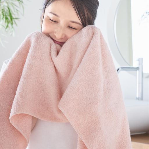 B (さくらいろ)<br>毎日使うものだからこそ、大人の女性のデリケートなお肌にやさしく寄り添いたい。そんな思いから、このタオルを企画しました。