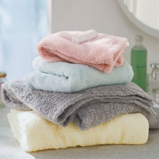 (上から) B (さくらいろ)・A (そらいろ)・C (かすみいろ)・D (はちみついろ)<br>瀬戸内のおだやかな空や雲色を眺めながら、タオルの色を考えました。