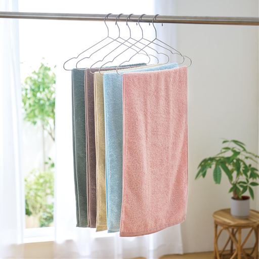 (左から)ダークグリーン・ローズブラウン・ライトベージュ・ライトブルー・ライトピンク<br>かさばらずコンパクトなハンガーバスタオルもご用意しました。