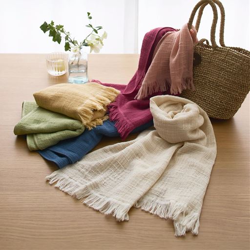 (左から)リーフグリーン・クリームマスタード・インディゴブルー・ファッションピンク・ブロッサムピンク・キナリ<br>オーガニックコットンを使用した、オールシーズン使えるタオルマフラーです。