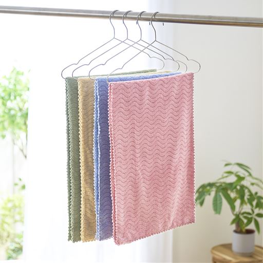 (左から)グリーン・ベージュ・ブルー・ピンク<br>ロングフェイスタオルはハンガーに干せるちょうどいいサイズ感。洗濯物の量が減って収納もすっきり!