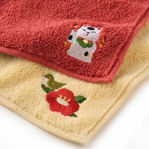 紅色に福を呼ぶ「招き猫」のモチーフと、優しい薄黄色にメジロと椿をワンポイント刺繍したかわいい2枚セット。
