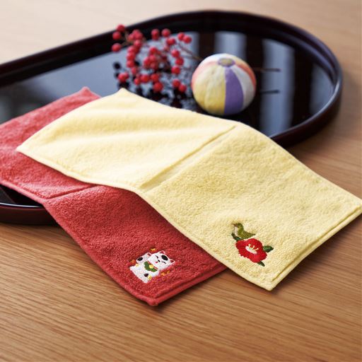 セシールオリジナルデザイン! 紅色とクリームトーンが品よく映え、新年の贈り物にもおすすめのハーフタオルハンカチです。