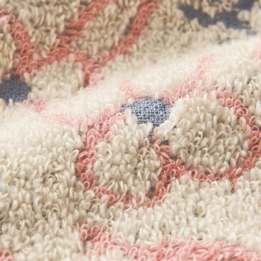 生地拡大(ピンク)<br>パイル部分に無撚糸を使った、ふっくら柔らかな風合いが魅力。